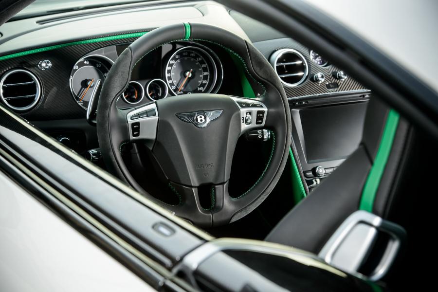 Интерьер Bentley Continental GT3-R 2015 года  (фото 17 из 23)